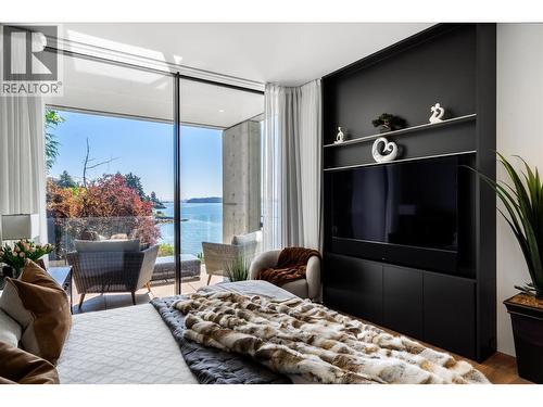 3478 Marine Drive, West Vancouver, BC - Indoor Photo Showing Bedroom