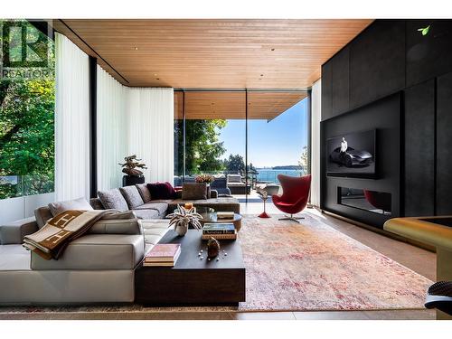 3478 Marine Drive, West Vancouver, BC - Indoor Photo Showing Living Room With Fireplace