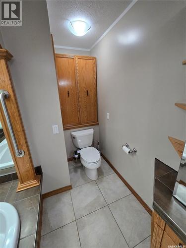 605 Elgin Street, Weyburn, SK - Indoor Photo Showing Bathroom