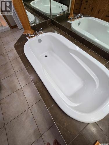 605 Elgin Street, Weyburn, SK - Indoor Photo Showing Bathroom