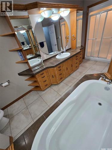 605 Elgin Street, Weyburn, SK - Indoor Photo Showing Bathroom
