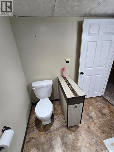 605 Elgin Street, Weyburn, SK - Indoor Photo Showing Bathroom