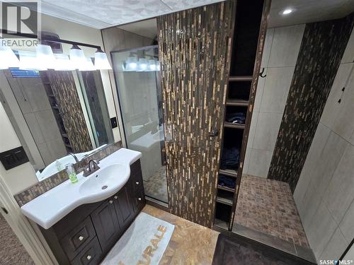 605 Elgin Street, Weyburn, SK - Indoor Photo Showing Bathroom