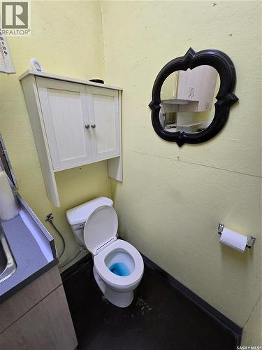 605 Elgin Street, Weyburn, SK - Indoor Photo Showing Bathroom