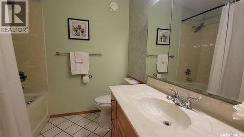 210 3Rd Street E, Vanscoy, SK - Indoor Photo Showing Bathroom