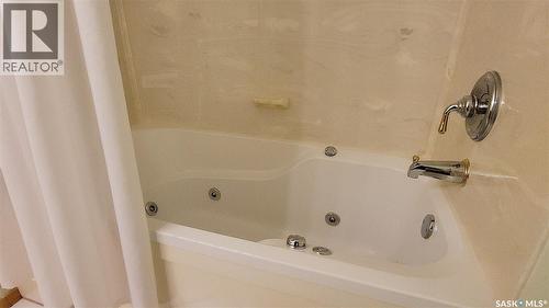 210 3Rd Street E, Vanscoy, SK - Indoor Photo Showing Bathroom