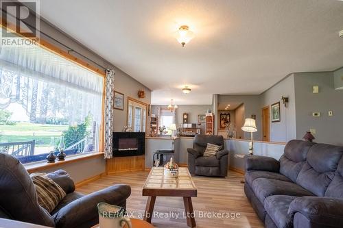 324500 Mount Elgin Road, South-West Oxford, ON - Indoor Photo Showing Living Room