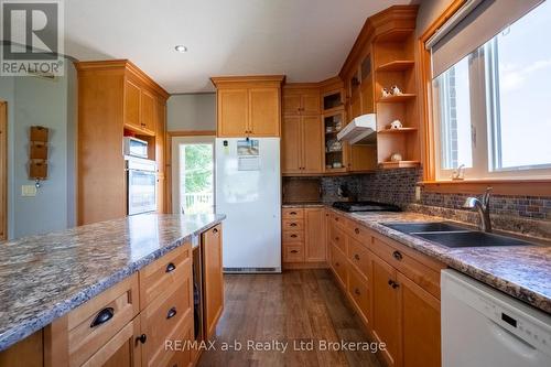 324500 Mount Elgin Road, South-West Oxford, ON - Indoor Photo Showing Kitchen With Double Sink