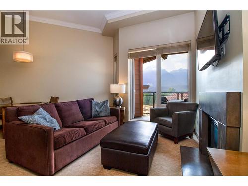 2950 Camozzi Road Unit# 1504, Revelstoke, BC - Indoor Photo Showing Living Room
