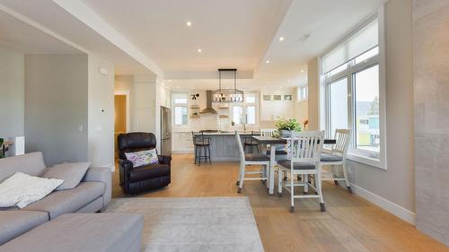 101-222 Lee Avenue, Penticton, BC - Indoor Photo Showing Living Room