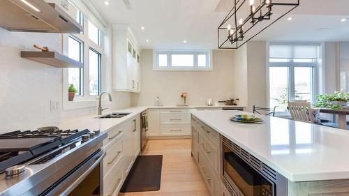 101-222 Lee Avenue, Penticton, BC - Indoor Photo Showing Kitchen With Double Sink With Upgraded Kitchen