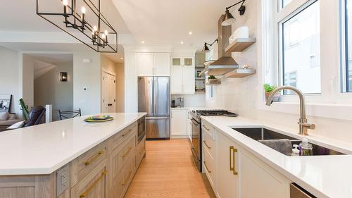 101-222 Lee Avenue, Penticton, BC - Indoor Photo Showing Kitchen With Double Sink With Upgraded Kitchen