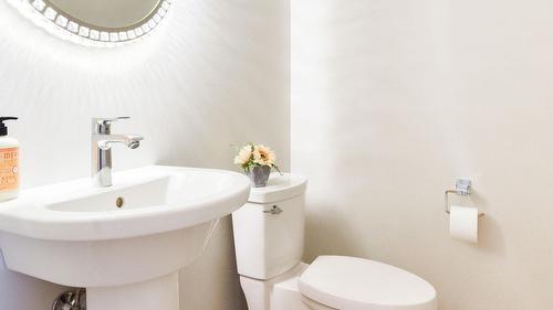 101-222 Lee Avenue, Penticton, BC - Indoor Photo Showing Bathroom