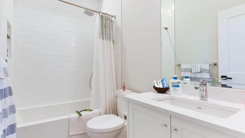 101-222 Lee Avenue, Penticton, BC - Indoor Photo Showing Bathroom