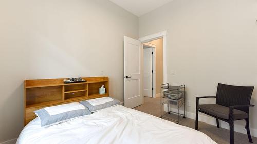 101-222 Lee Avenue, Penticton, BC - Indoor Photo Showing Bedroom