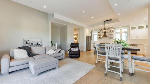 101-222 Lee Avenue, Penticton, BC - Indoor Photo Showing Living Room