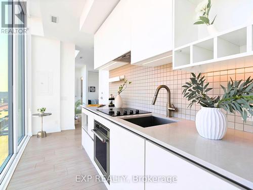 Unit 811 - 950 Portage Parkway, Vaughan, ON - Indoor Photo Showing Kitchen With Upgraded Kitchen