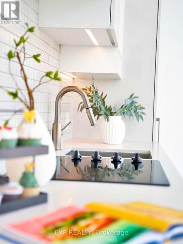 Unit 811 - 950 Portage Parkway, Vaughan, ON - Indoor Photo Showing Kitchen