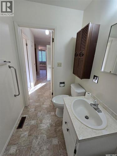 413 - 415 Calgary Street, Broadview, SK - Indoor Photo Showing Bathroom