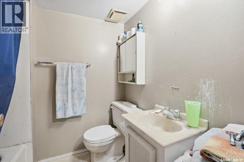 138-140 Clancy Drive, Saskatoon, SK - Indoor Photo Showing Bathroom