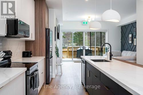 1,2,3 - 145 Kandahar Lane, Blue Mountains, ON - Indoor Photo Showing Kitchen With Upgraded Kitchen