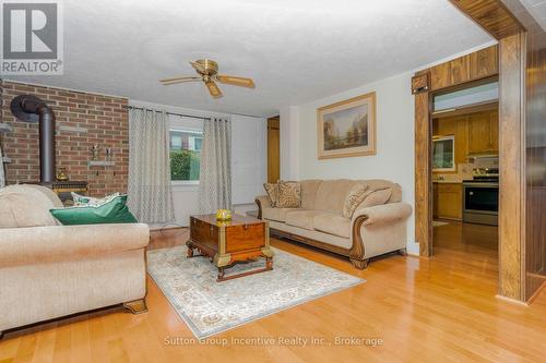 78 Garafraxa Street, Chatsworth, ON - Indoor Photo Showing Living Room