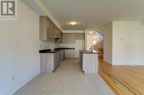 39 Lisa Street, Wasaga Beach, ON - Indoor Photo Showing Kitchen