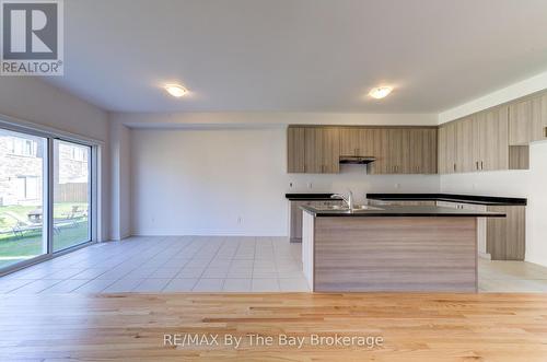 39 Lisa Street, Wasaga Beach, ON - Indoor Photo Showing Kitchen