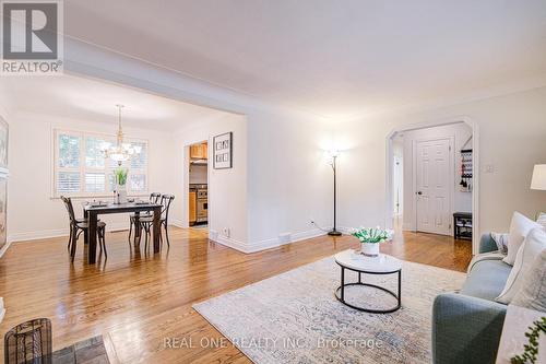 250 Belvenia Road, Burlington, ON - Indoor Photo Showing Living Room