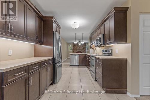 86 Windemere Crescent, Stratford, ON - Indoor Photo Showing Kitchen With Upgraded Kitchen