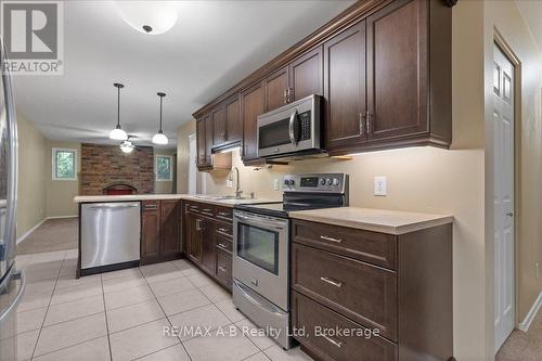 86 Windemere Crescent, Stratford, ON - Indoor Photo Showing Kitchen With Upgraded Kitchen