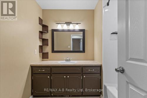 86 Windemere Crescent, Stratford, ON - Indoor Photo Showing Bathroom