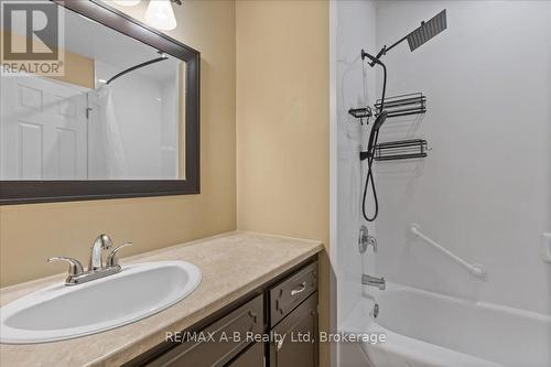 86 Windemere Crescent, Stratford, ON - Indoor Photo Showing Bathroom