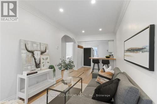 78 Delena Avenue N, Hamilton, ON - Indoor Photo Showing Living Room