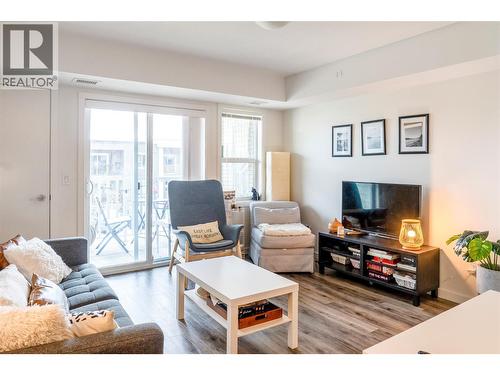 655 Academy Way Unit# 121, Kelowna, BC - Indoor Photo Showing Living Room