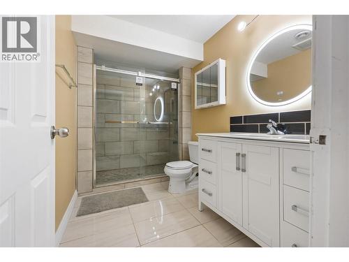 2424 Crawford Street, Creston, BC - Indoor Photo Showing Bathroom