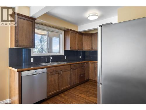 2424 Crawford Street, Creston, BC - Indoor Photo Showing Kitchen With Double Sink
