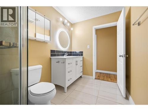 2424 Crawford Street, Creston, BC - Indoor Photo Showing Bathroom