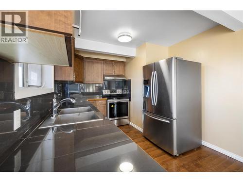 2424 Crawford Street, Creston, BC - Indoor Photo Showing Kitchen With Double Sink