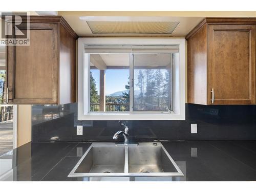 2424 Crawford Street, Creston, BC - Indoor Photo Showing Kitchen With Double Sink