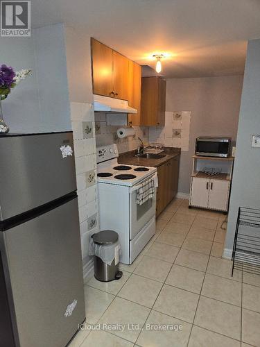 Apt - 1659 Summergrove (Bsmt) Crescent, Mississauga, ON - Indoor Photo Showing Kitchen