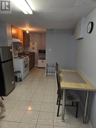 Apt - 1659 Summergrove (Bsmt) Crescent, Mississauga, ON - Indoor Photo Showing Kitchen