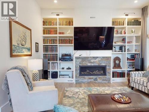 4048 Saturna Ave, Powell River, BC - Indoor Photo Showing Living Room With Fireplace