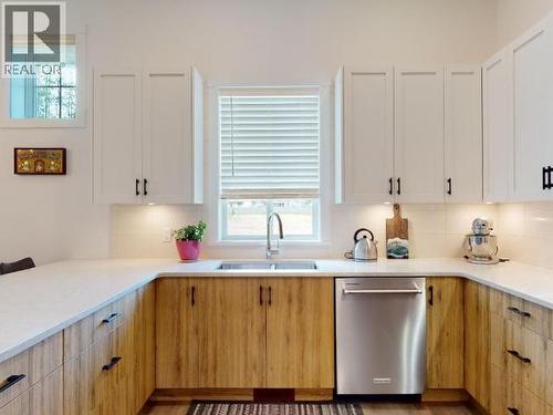 4048 Saturna Ave, Powell River, BC - Indoor Photo Showing Kitchen With Upgraded Kitchen
