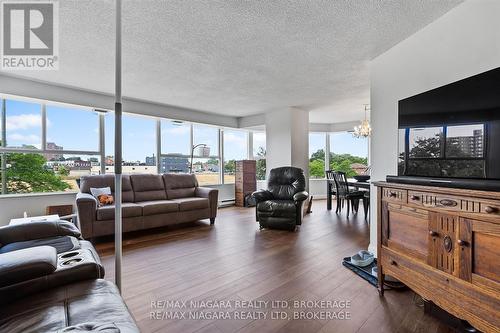 201 - 7 Gale Crescent, St. Catharines (E. Chester), ON - Indoor Photo Showing Living Room