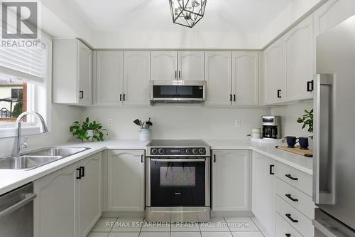 9 Slater Court, Hamilton, ON - Indoor Photo Showing Kitchen With Double Sink With Upgraded Kitchen
