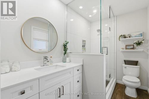 9 Slater Court, Hamilton, ON - Indoor Photo Showing Bathroom