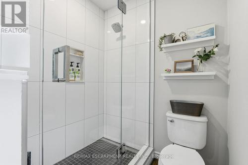 9 Slater Court, Hamilton, ON - Indoor Photo Showing Bathroom