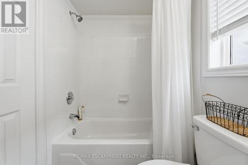 9 Slater Court, Hamilton, ON - Indoor Photo Showing Bathroom