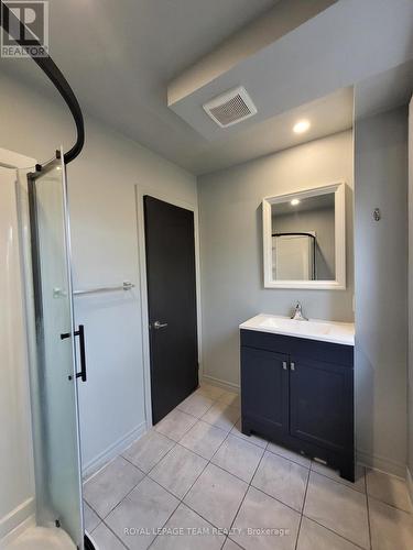1008 St. Laurent Boulevard, Ottawa, ON - Indoor Photo Showing Bathroom
